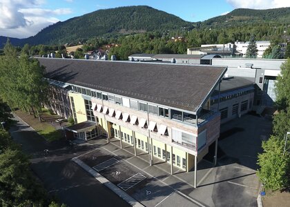 Skolebygget på avdeling Nord, dronefoto - Klikk for stort bilde