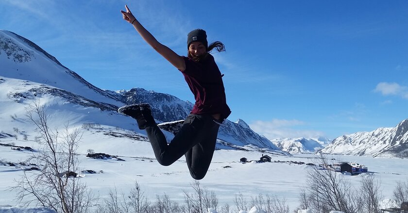 Elev i naturskjønne og snødekte omgivelser i fjellheimen - Klikk for stort bilde